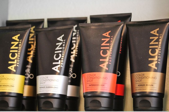Eine Reihe von Tuben der Alcina Produktereihe